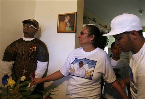 Angel Pantoja Medina asked to be put in a standing position throughout his three-day wake.  Photo credit: Juan Alicea Mercado/Associated Press.