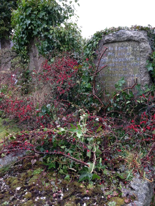 I love the flora decorating this stone.